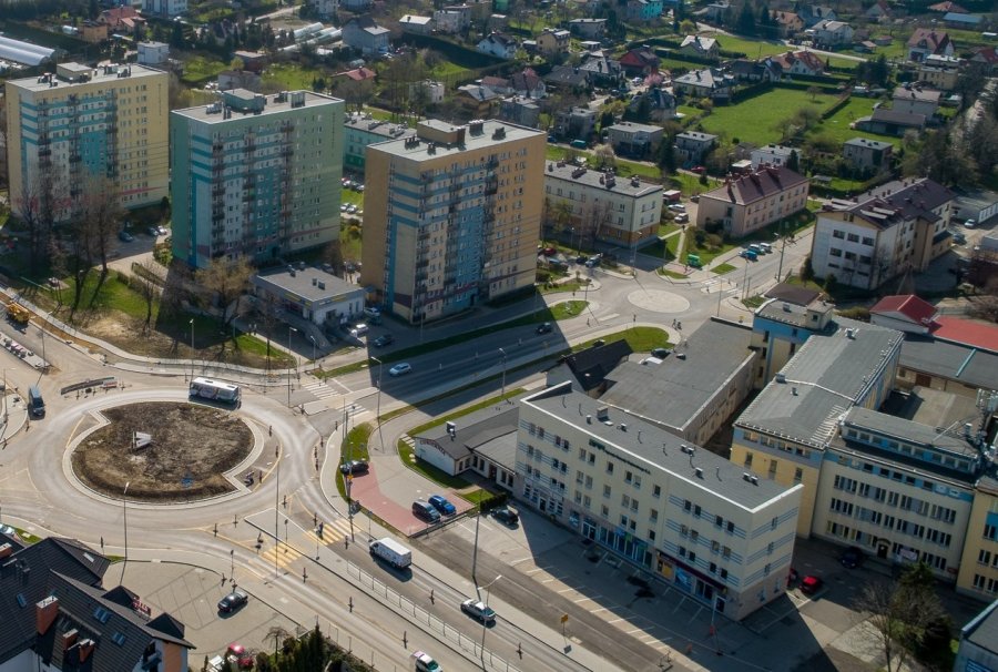 Niebezpiecznie na Wapienickiej. Przejeżdżają z dużą prędkością przez środek ronda