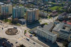 Niebezpiecznie na Wapienickiej. Przejeżdżają z dużą prędkością przez środek ronda