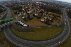 Co trzy dni wypadek lub kolizja. Potrzebne zwężenie jezdni i specjalna powłoka na "zakręcie idiotów"?