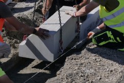 Na przystankach montują krawężniki peronowe. Nowe standardy na ulicach Bielska-Białej?