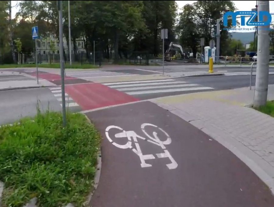 Trasa rowerowa wzdłuż Cieszyńskiej jest już przejezdna. Piktogramy na ulicy - foto