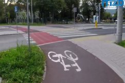 Trasa rowerowa wzdłuż Cieszyńskiej jest już przejezdna. Piktogramy na ulicy - foto