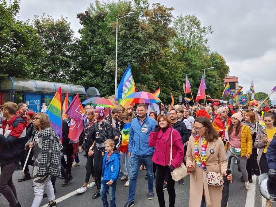 Ruszył Marsz Równości w Bielsku-Białej. Barwny pochód w centrum miasta FILM