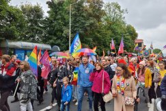 Ruszył Marsz Równości w Bielsku-Białej. Barwny pochód w centrum miasta FILM