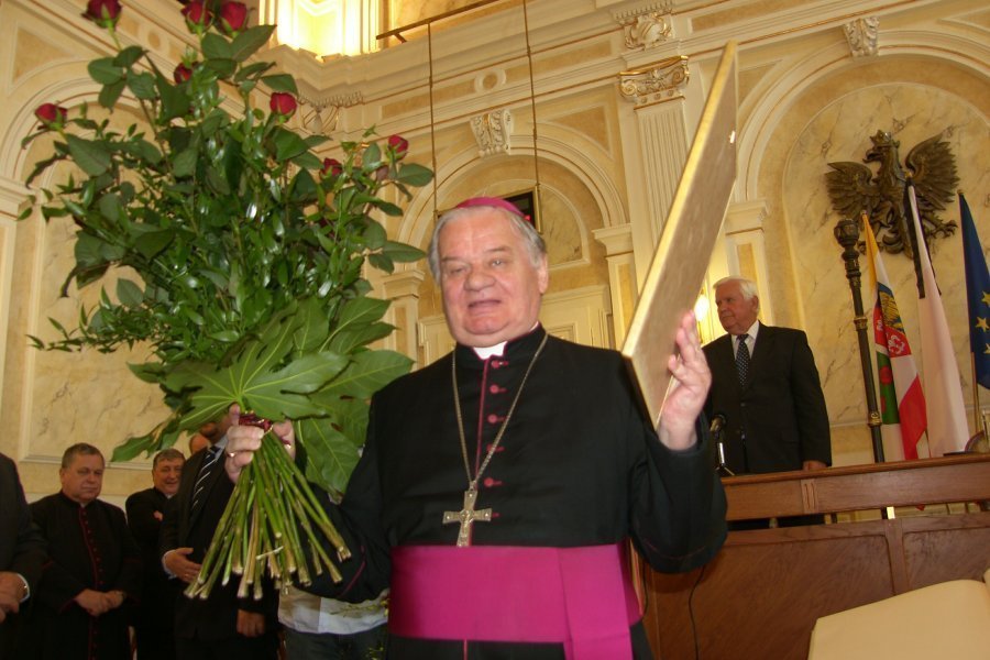 Biskup Rakoczy uchwałą chroniony. „Decyzje radnych okrywają wstydem nasze miasto”