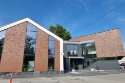 Cegła, beton i szkło. Bielsku-Białej przybył nowoczesny budynek w dobrej okolicy ZDJĘCIA