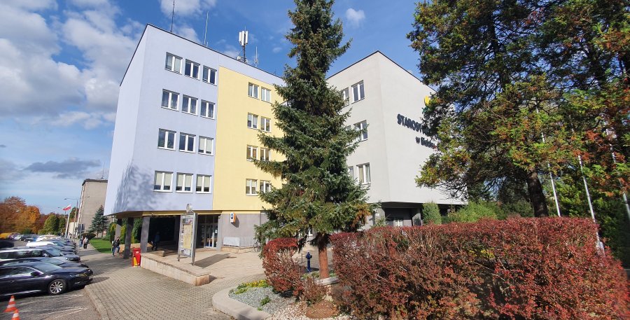 Przybywa młodych rodzin z dziećmi. Powiat stawia na lepszą obsługę mieszkańców