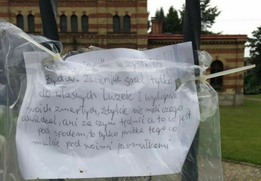 Zawiesił fekalia na ogrodzeniu cmentarza. Umorzenie z powodu niepoczytalności sprawcy