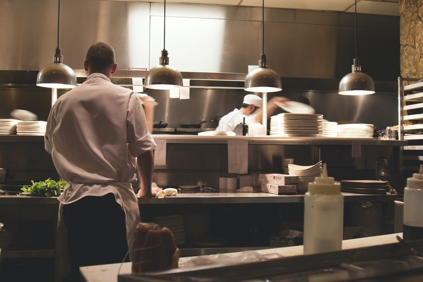 Odpowiedzi na najczęstsze pytania o odzież roboczą w branży gastronomicznej