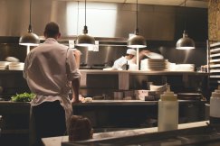 Odpowiedzi na najczęstsze pytania o odzież roboczą w branży gastronomicznej