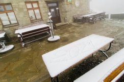 Pierwszy śnieg w rejonie schroniska na Klimczoku i Szyndzielni. „Zaczęło się” - foto
