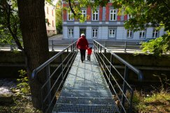 Kładka jest teraz niezniszczalna. Prowadzi do mini bulwarów nad Niwką - foto
