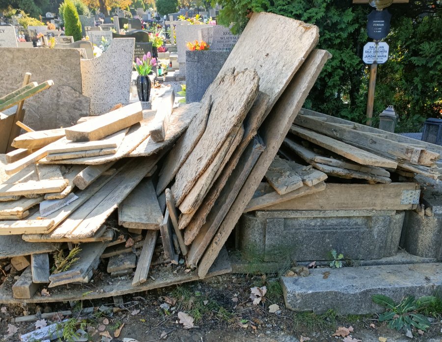 Roboty ziemne na cmentarzu. "Pracownicy chodzą po płytach nagrobnych" - foto