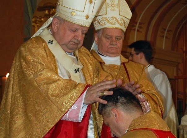 Biskup Rakoczy nadal doktorem honoris causa. Uczelnia nie odbierze tytułu