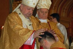 Biskup Rakoczy nadal doktorem honoris causa. Uczelnia nie odbierze tytułu