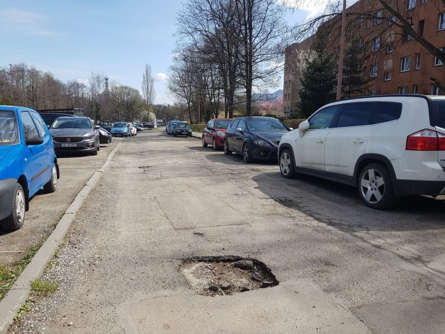 Kolejne uszkodzenia zdegradowanej ulicy. Drogowcy nie nadążają z robotą