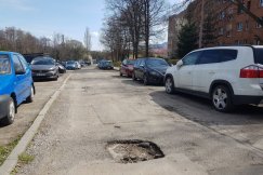 Kolejne uszkodzenia zdegradowanej ulicy. Drogowcy nie nadążają z robotą