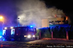 Pożar domu jednorodzinnego w Komorowicach. Doszczętnie spłonęło poddasze - FILM