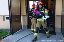 Pożar mieszkania w bloku. Strażacy ewakuowali sześcioro dzieci - foto