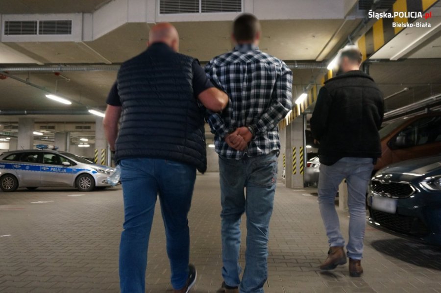 Seria włamań do zaparkowanych samochodów. Kradli wszystko co popadnie - foto