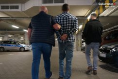 Seria włamań do zaparkowanych samochodów. Kradli wszystko co popadnie - foto
