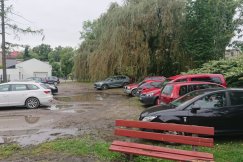 Dziki parking w centrum do likwidacji. Na razie postawiono betonową zaporę - foto