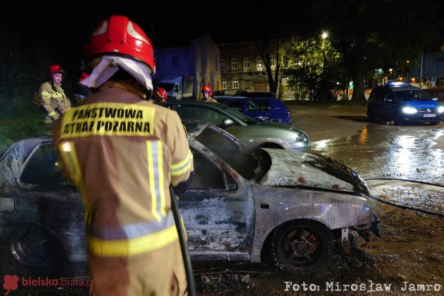 Śledztwo w sprawie pożaru na parkingu. Celowe podpalenie czy przypadek?