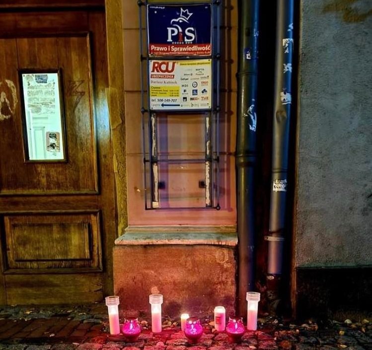 Lekarze czekali na obumarcie płodu? Znicze pod bielskim biurem PiS - foto