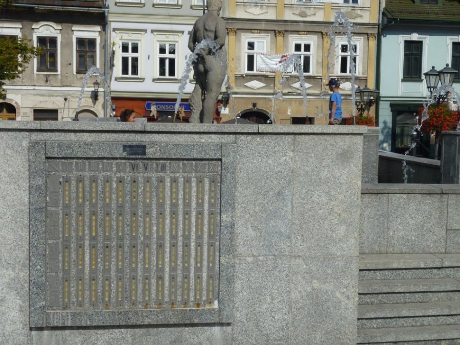 Zmora urzędników na Rynku wciąż stoi. Naprawę zlecono emerytowi