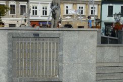 Zmora urzędników na Rynku wciąż stoi. Naprawę zlecono emerytowi