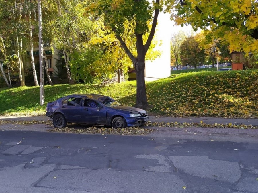 Straż Miejska masowo usuwa wraki z ulic. Później pojazd może zostać zutylizowany