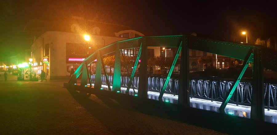 Most na ul. 11 Listopada podświetlony na zielono. Gest solidarności z uchodźcami