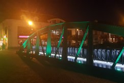 Most na ul. 11 Listopada podświetlony na zielono. Gest solidarności z uchodźcami