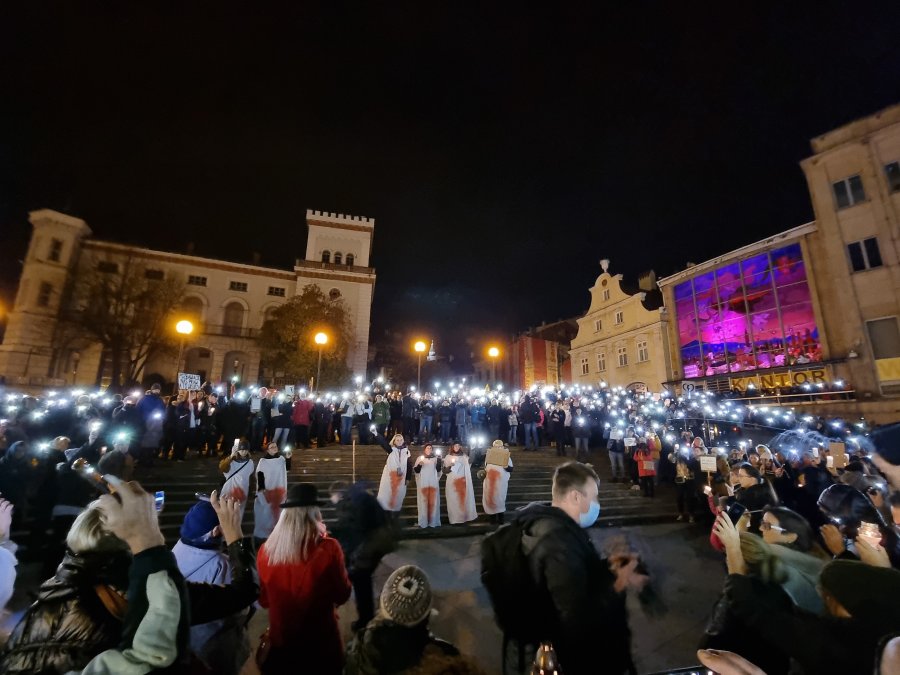 „Ani jednej więcej!”. Tłum w proteście na placu Chrobrego FILM