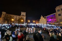 „Ani jednej więcej!”. Tłum w proteście na placu Chrobrego FILM