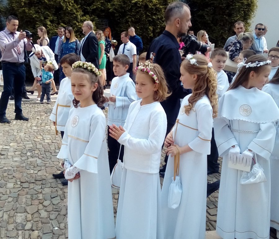 Wypisują dzieci z lekcji religii. Młodym przeszkadza związek Kościoła z polityką
