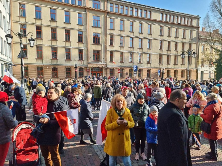 Nie bacząc na podziały, dumnie śpiewali. Bielszczanie świętują przed ratuszem FILM