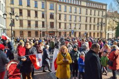 Nie bacząc na podziały, dumnie śpiewali. Bielszczanie świętują przed ratuszem FILM
