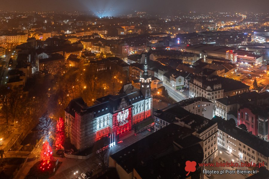 Bielski ratusz iluminowany w barwach narodowych. Dumny orzeł biały na fasadzie! ZDJĘCIA