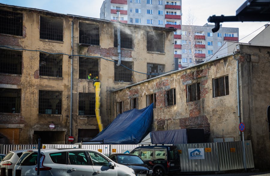 Ruszył remont zabudowań po starej fabryce. Kompletną ruinę kupiło miasto - foto