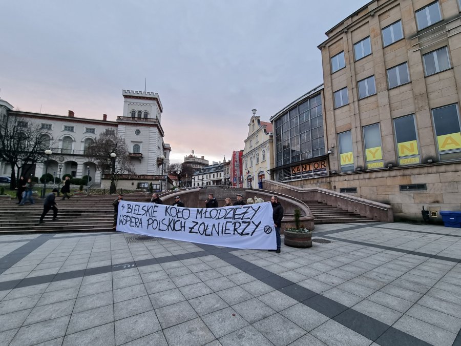 „Murem za polskim mundurem”. Pikieta poparcia dla obrońców granic - film i foto