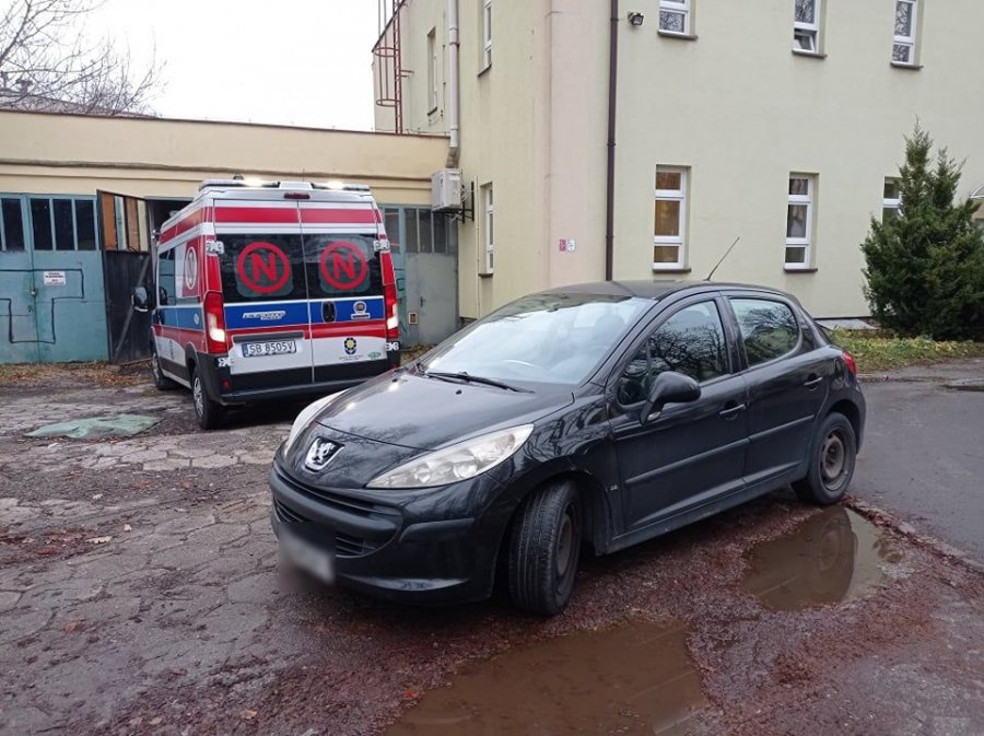 Utrudniają karetce wyjazd ze szpitala. Niektórzy kierowcy są ślepi?
