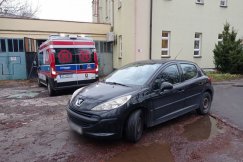 Utrudniają karetce wyjazd ze szpitala. Niektórzy kierowcy są ślepi?