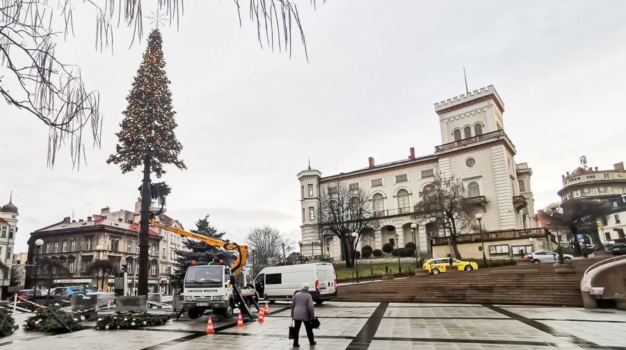 Rośnie sztuczna choinka na placu Chrobrego. Plan wyjątkowego oświetlenia bielskich ulic - foto