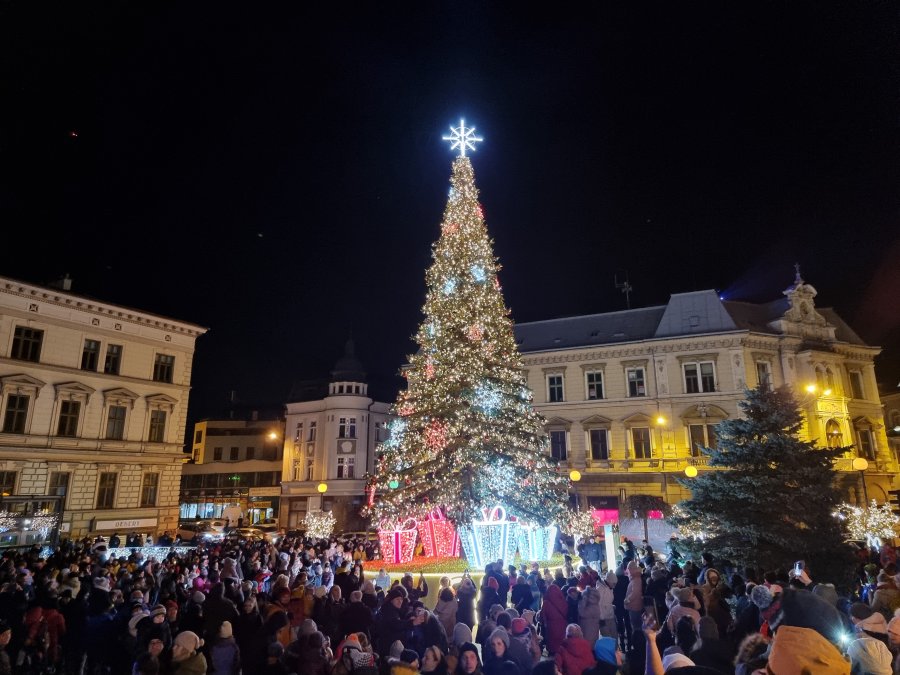 Rozbłysła choinka na placu Chrobrego. Świąteczne drzewko zachwyca przechodniów FILM i FOTO