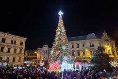 Rozbłysła choinka na placu Chrobrego. Świąteczne drzewko zachwyca przechodniów FILM i FOTO