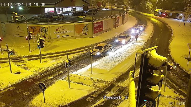 Śnieg sparaliżował wiele dzielnic Bielska-Białej. Samochody utknęły na drodze - foto