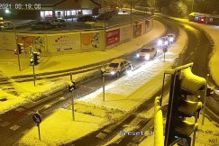 Śnieg sparaliżował wiele dzielnic Bielska-Białej. Samochody utknęły na drodze - foto