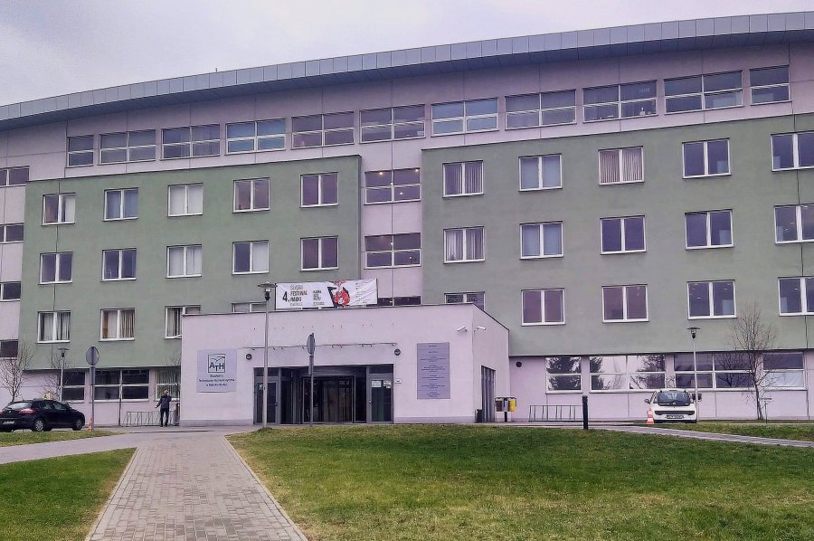 Studenci przechodzą na naukę zdalną. Zachorowania w środowisku akademickim