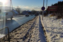 Ścieżki wydeptane w błocie pośniegowym. Kto odpowie za wypadki na chodnikach?